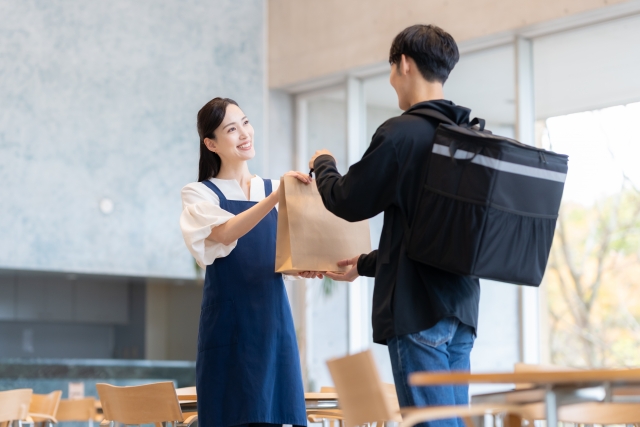 デリバリーバイト 給与と報酬 雇用 個人事業主